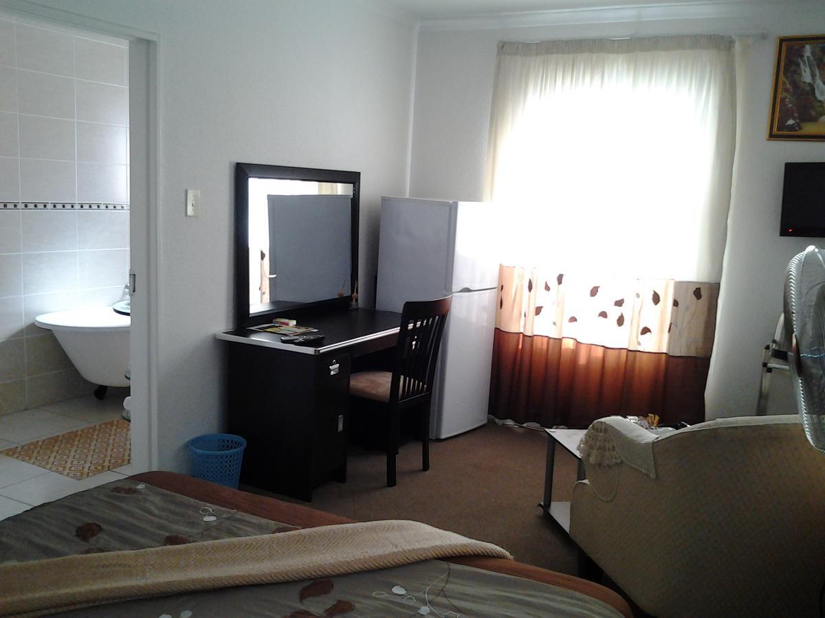 Moshitametsi Guesthouse Kempton Park Luaran gambar